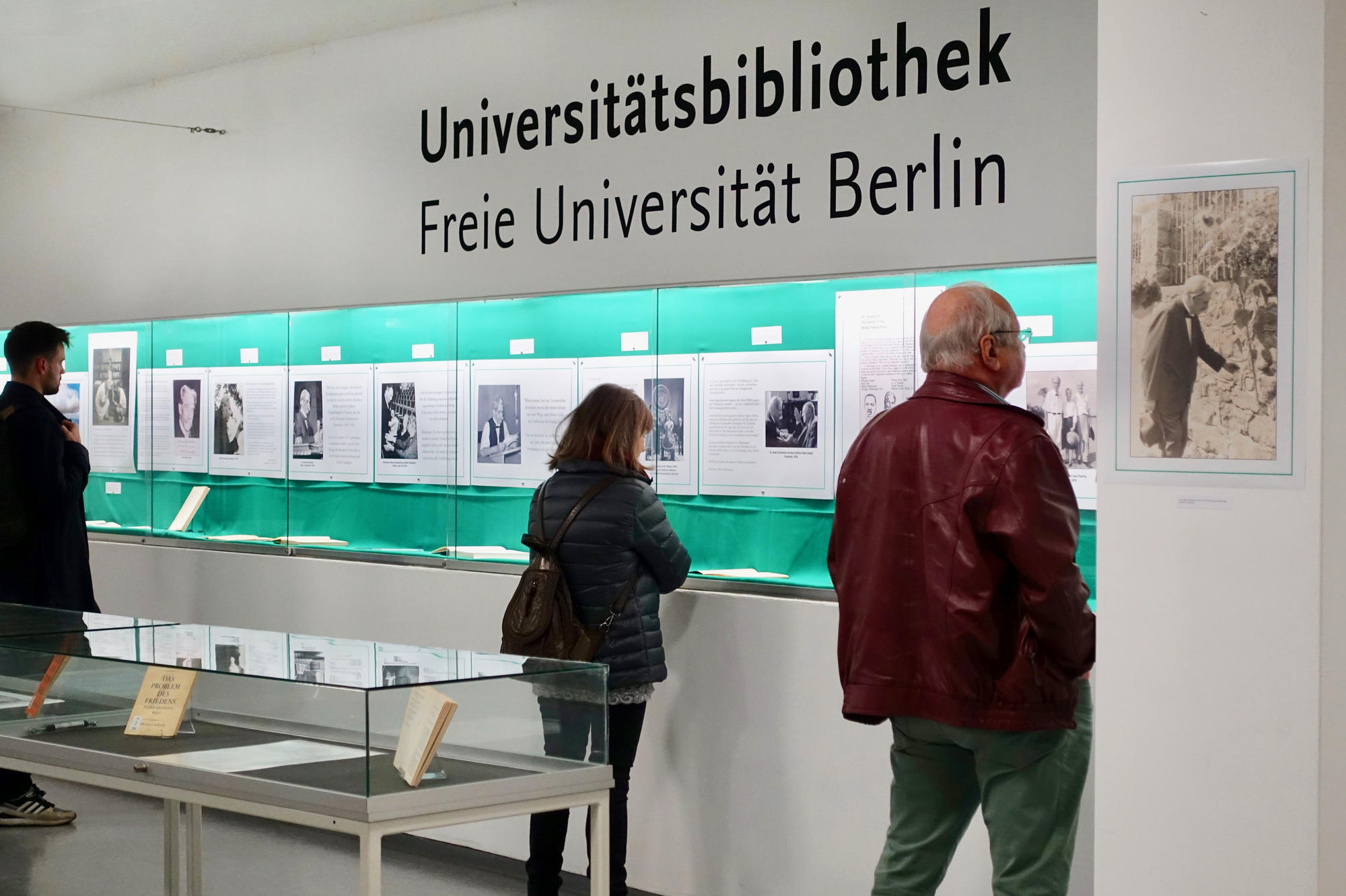 Die Ausstellung „Dr. Albert Schweitzer: ‚Mein Wort an die Menschen’. Engagement gegen den Atomkrieg“ ist noch bis zum 20. Dezember im Foyer der Universitätsbibliothek der Freien Universität zu sehen.