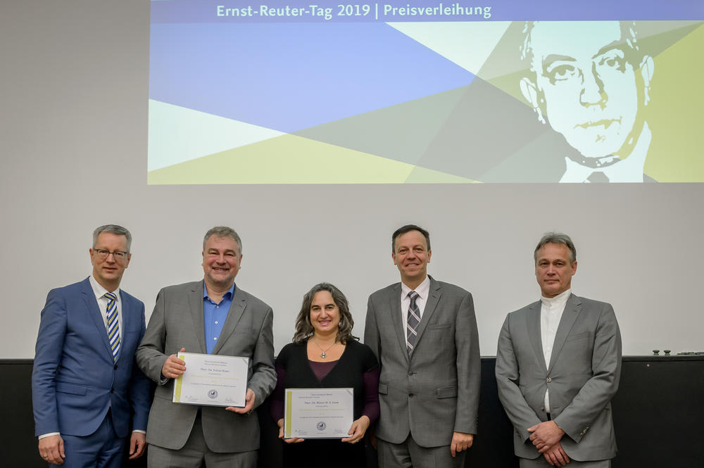 Für die Unterstützung der Promotionsarbeiten wurden der Geschichtsprofessor Stefan Rinke (2.v.l.) und die Kunstgeschichtsprofessorin Wendy M. K. Shaw (Mitte) mit dem „Dahlem Research School Award for Excellent Supervision“ ausgezeichnet.