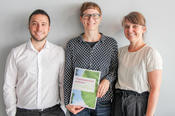 Maria Böttche, Nadine Stammel und Raphael Cuadros (v. r. n. l.). Die Trainingsanleitung zum Umgang mit Traumatisierungen haben Studierende entwickelt – das Seminarkonzept wurde mit dem Lehrpreis der Freien Universität ausgezeichnet.