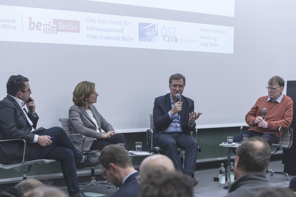 Auf dem Podium (v. r. n. l.): Radioeins-Moderator Jörg Wagner, Tagesspiegel-Chefredakteur Mathias Müller von Blumencron, die rheinland-pfälzische Ministerpräsidentin Malu Dreyer und Politikwissenschaftler Thorsten Faas von der Freien Universität.