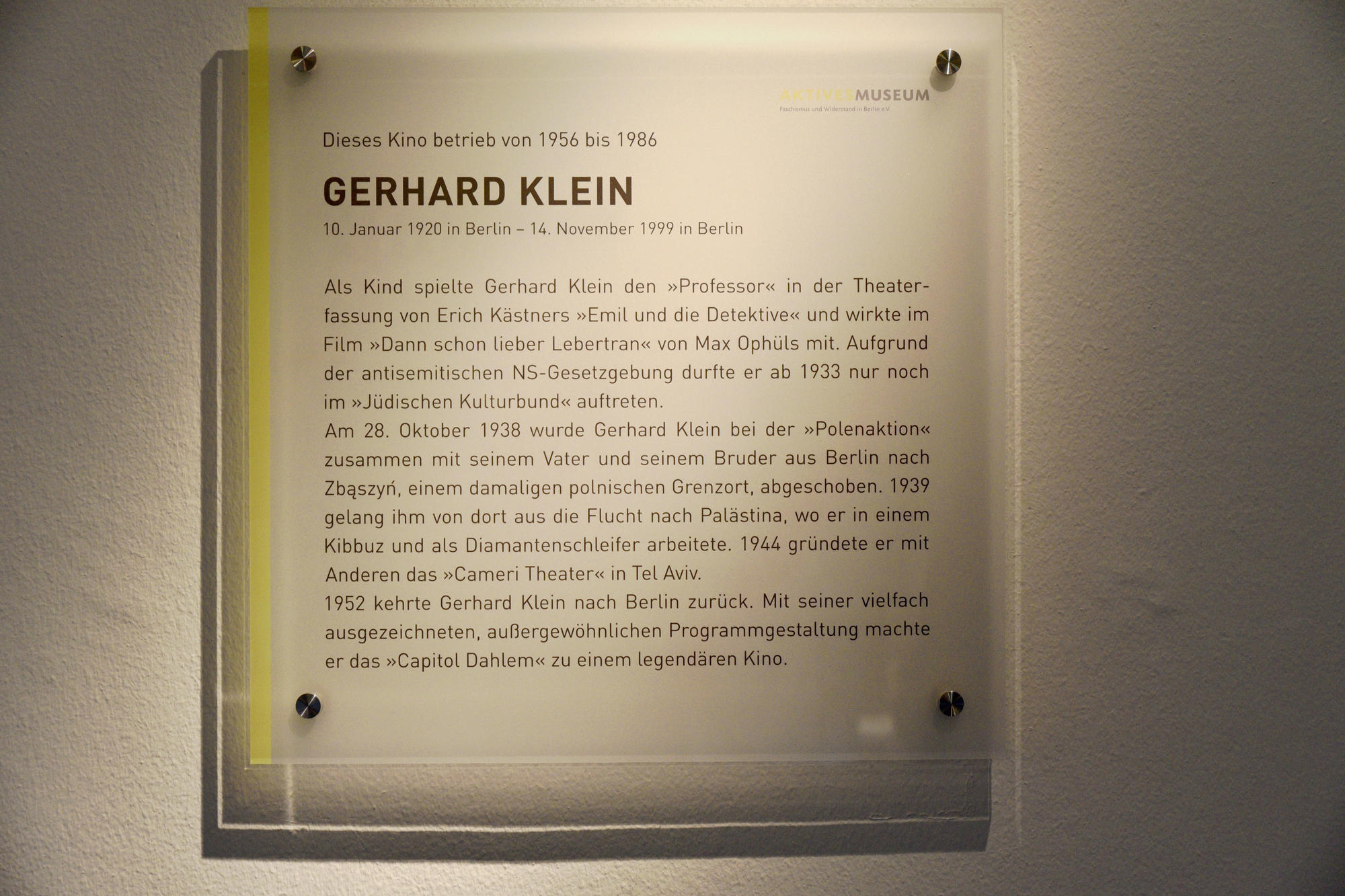 Die Gedenktafel für Gerhard Klein im Foyer des „Capitol Dahlem“.