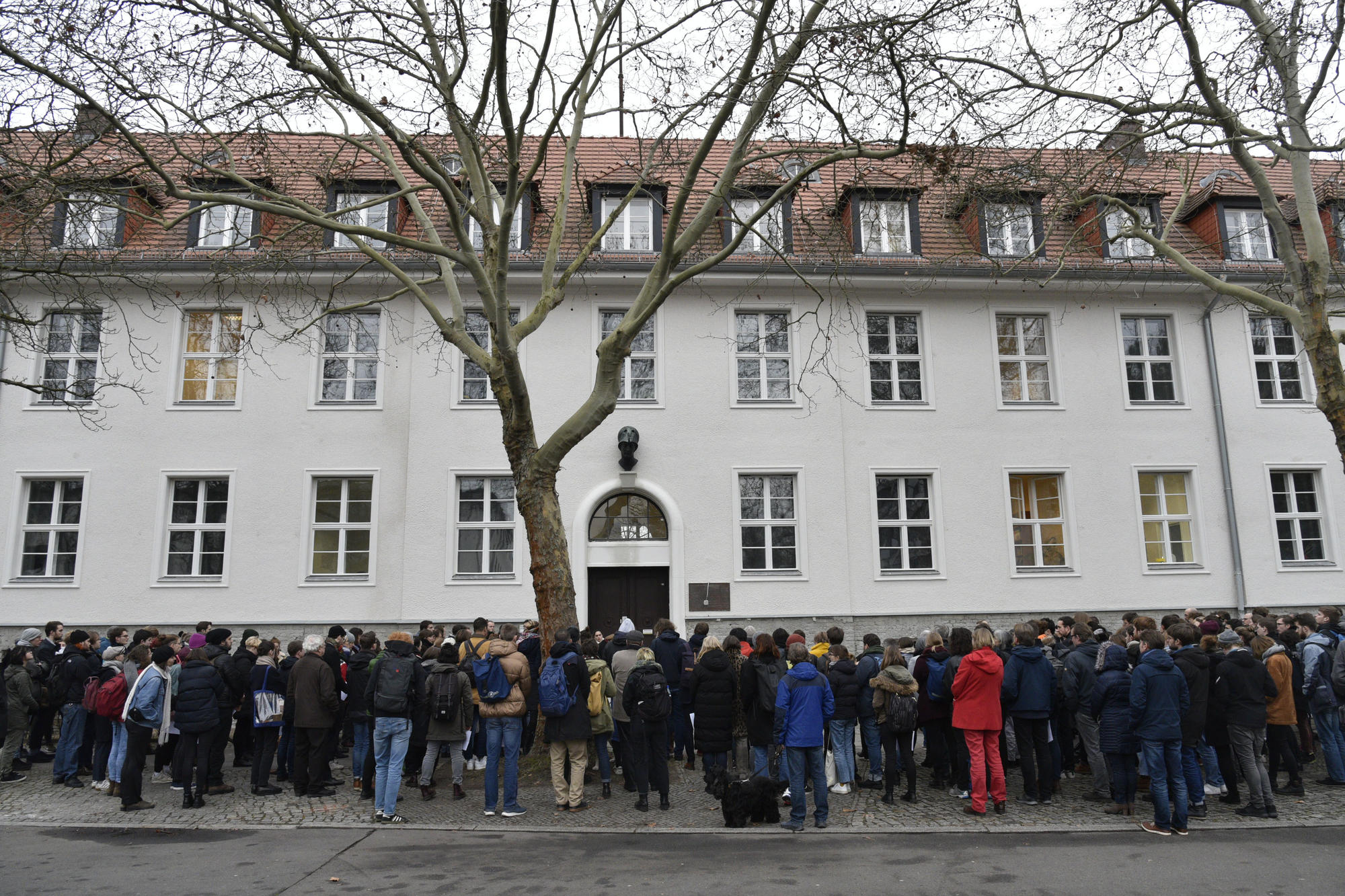 Gedenken an der Ihnestraße 22 in Berlin-Dahlem.