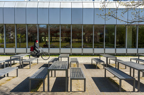 Diese Tische bleiben vorerst leer: Statt in die Mensa zu gehen, wird bei vielen Studierenden jetzt zuhause gekocht.