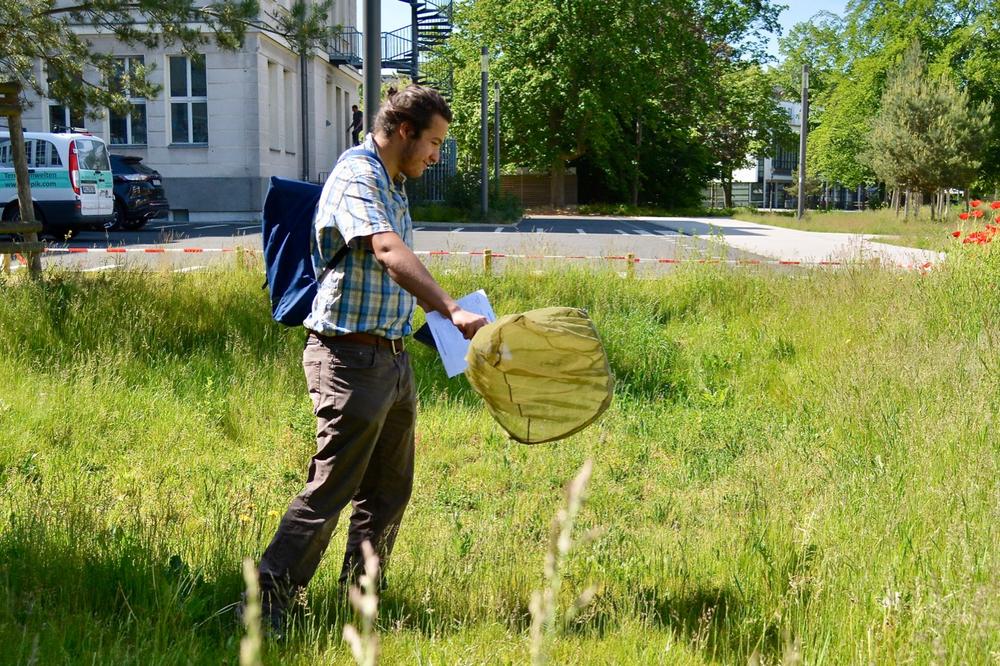 Alexander Caspari auf Schmetterlingssuche vor dem Hahn-Meitner-Bau der Freien Universität.