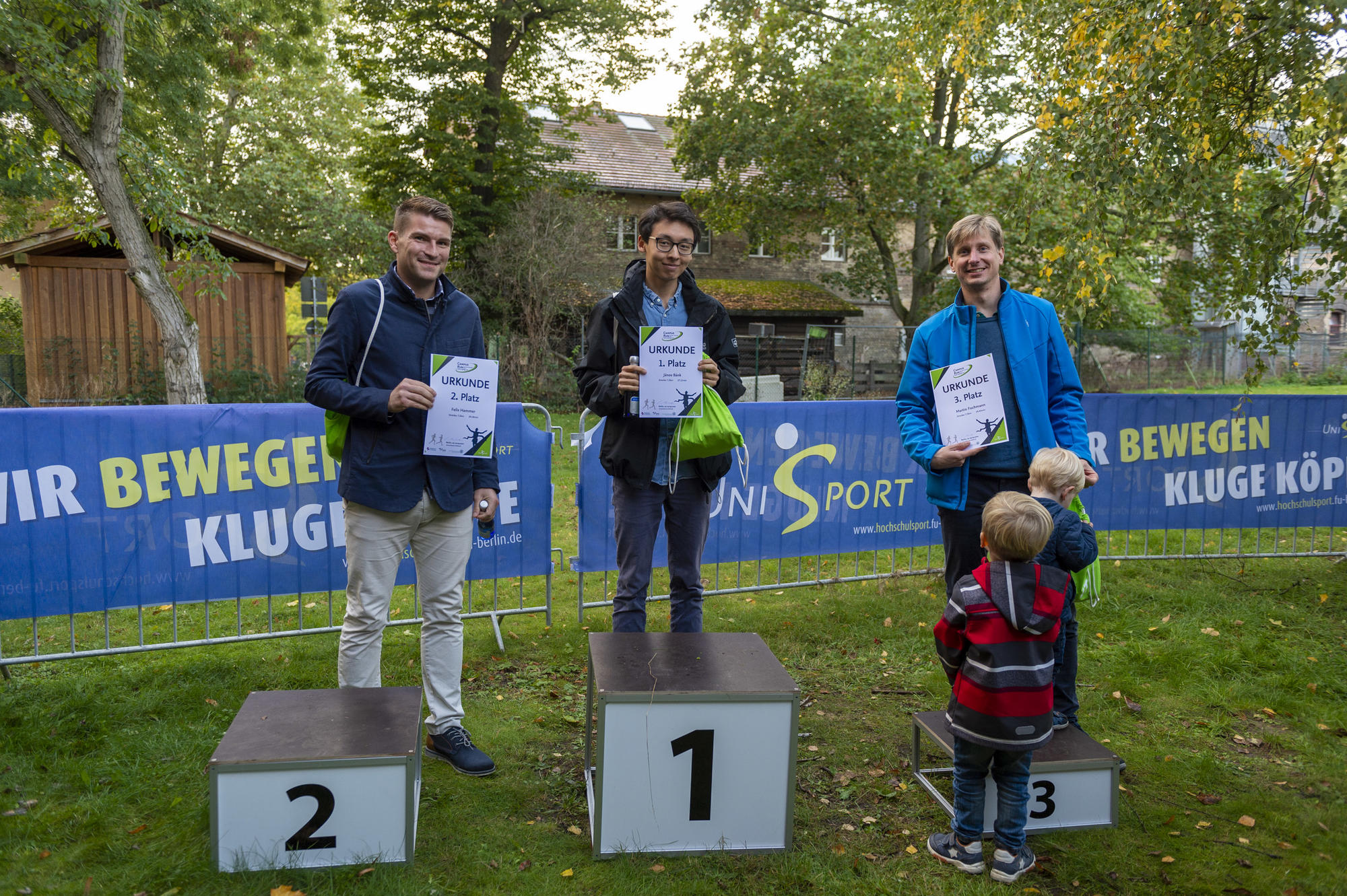 Felix Hammer, Janós Blank und Martin Fochmann (v. l. n. r.) teilten sich beim Digitalen Campusrun des Unisports das Treppchen über die Distanz von 7,5 Kilometer.