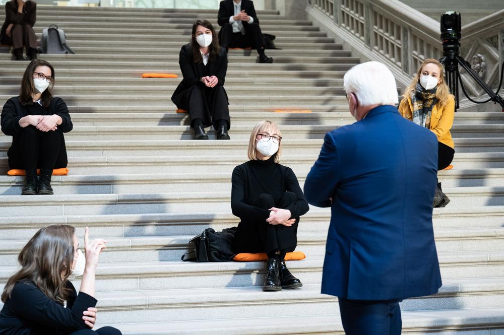Luca Lil Wirth, Masterstudentin an der Freien Universität, im direkten Gespräch mit Bundespräsident Steinmeier.