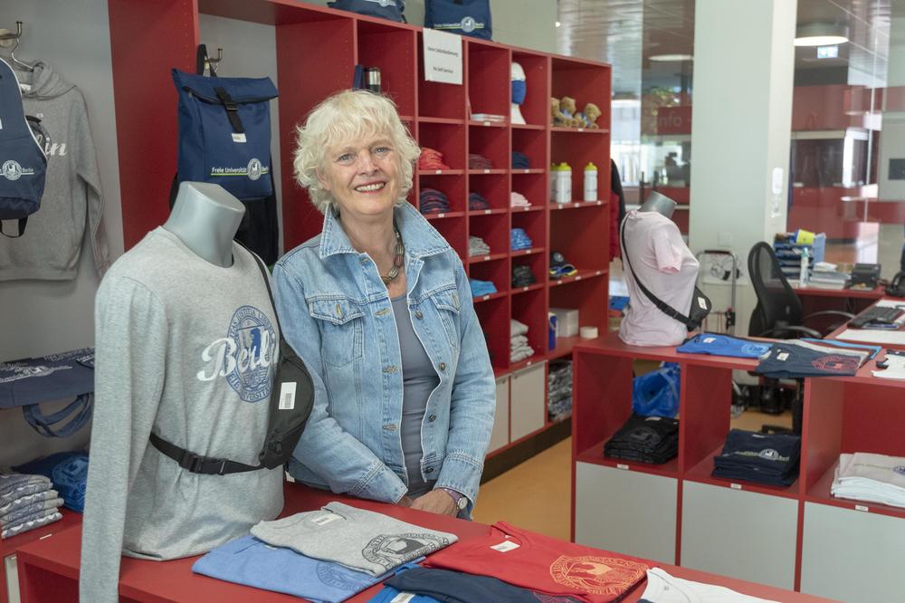Sigrid Wachsmuth-Melm leitet den Unishop der Freien Universität.