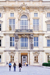 Der Eingang zum Humboldt Forum von den Linden aus, gegenüber des Lustgartens.