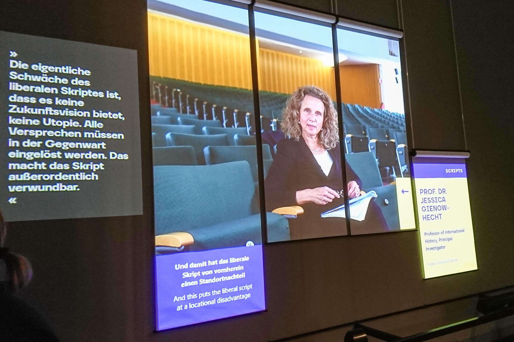Aus dem Audimax der Freien Universität auf die digitale Wand im Humboldt Forum: Jessica Gienow-Hecht, Historikerin am John-F.-Kennedy-Institut der Freien Universität Berlin, forscht im Exzellenzcluster SCRIPTS.