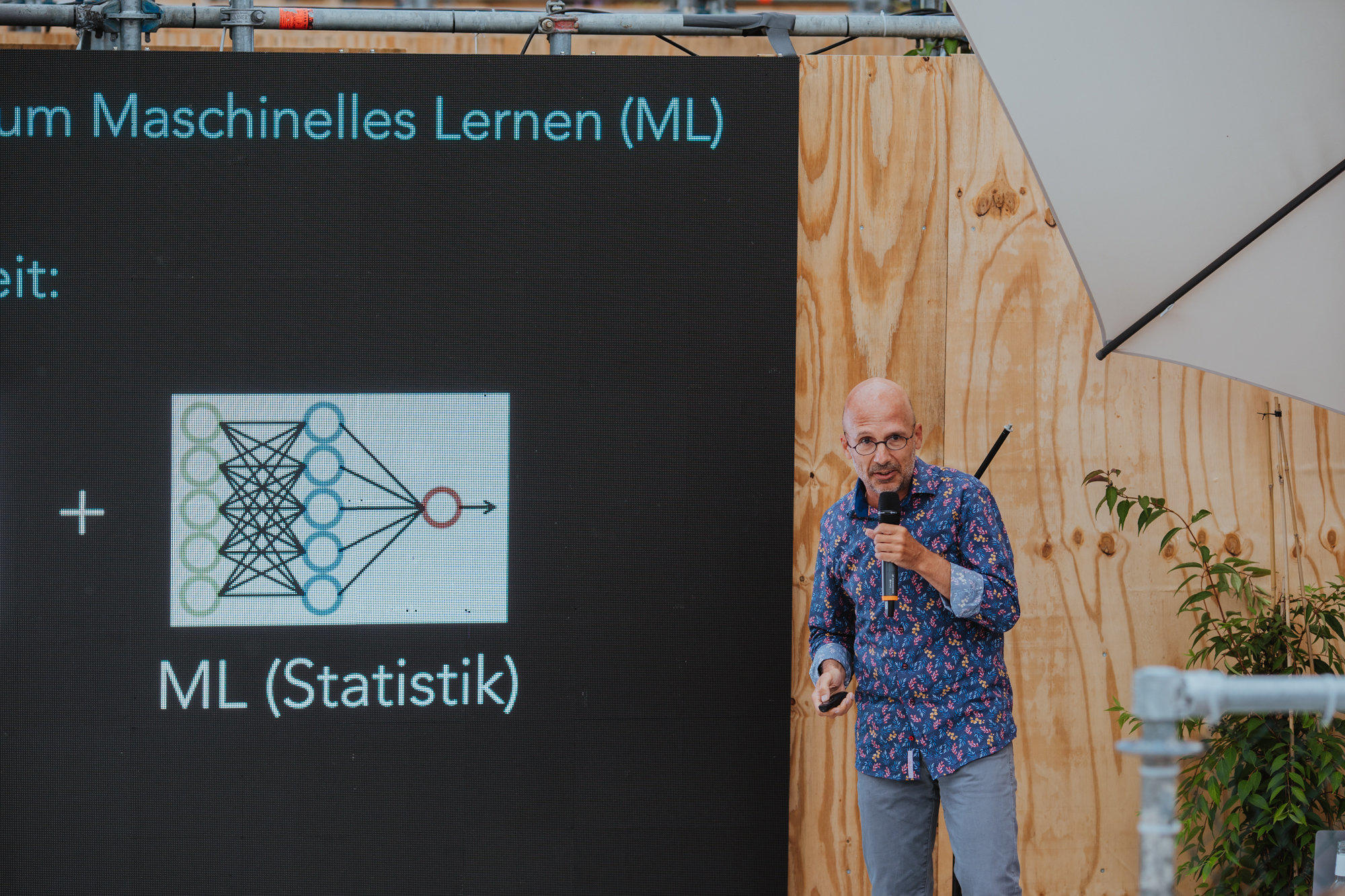 Was kann Künstliche Intelligenz? Schon vieles, noch zu wenig. Informatikprofessor Christoph Benzmüller auf der Bühne.