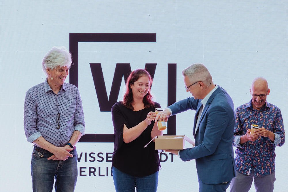 Von fleißigen Bienen: Universitätspräsident Günter M. Ziegler (2. v. r.) bedankt sich bei den Slammerinnen (2. v. l.: Lena Noack) und Slammern (l.: R. Leinfelder, r.: C. Benzmüller) mit einem Glas Honig aus der Freien Universität.