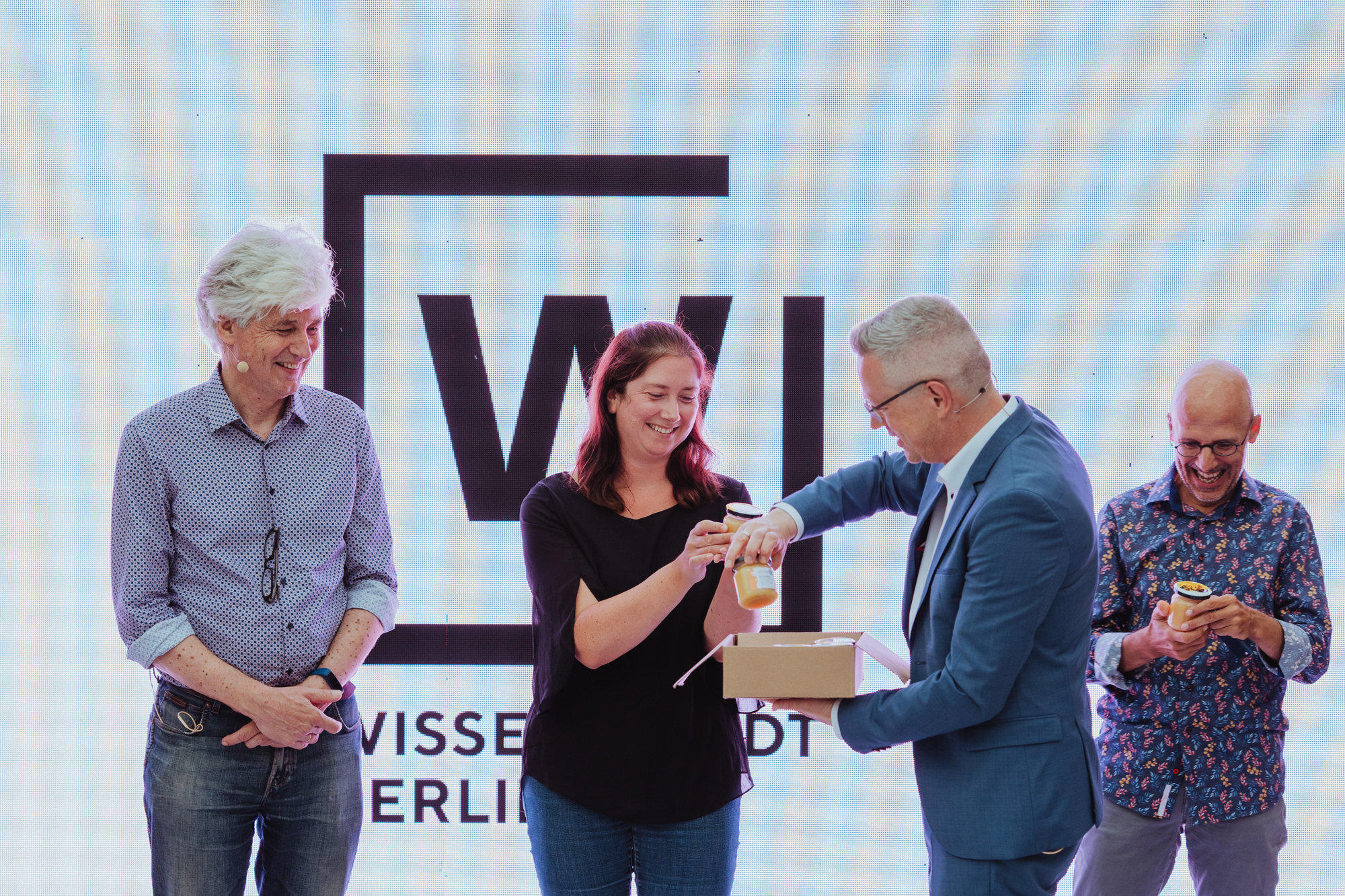 Von fleißigen Bienen: Universitätspräsident Günter M. Ziegler (2. v. r.) bedankt sich bei den Slammerinnen (2. v. l.: Lena Noack) und Slammern (l.: R. Leinfelder, r.: C. Benzmüller) mit einem Glas Honig aus der Freien Universität.