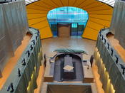 Gut verhüllt: Für die Sanierung der Sprinkleranlagen wurden Möbel, Boden und Bücher mit Plastikfolie verkleidet, geschützt und umwickelt.