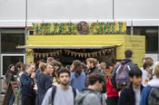 Gemeinsam genießen, auch darum ging es in der Aktionswoche: Foodtrucks luden zum Essen ein, Studierende, Mitarbeiterinnen, Mitarbeiter und Gäste trafen sich an den Ständen.