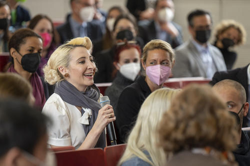 Im Publikum saßen geladene Gäste der US-Botschaft, vor allem von US-amerikanischen Einrichtungen. Auch Studierende des John-F.-Kennedy-Instituts waren dabei.