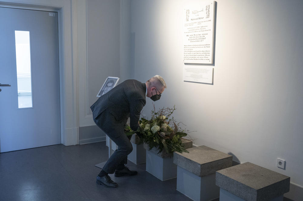 Erinnern an Mahmud Azhar: Universitätspräsident Günter M. Ziegler legt an der Gedenktafel Blumen nieder.