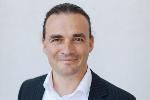 Dr. Georg Bertram ist Professor für für Philosophie (theoretische Philosophie mit den Schwerpunkten Ästhetik und Sprachphilosophie) am Institut für Philosophie der Freien Universität Berlin.