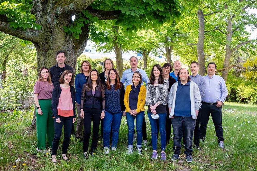 Gruppenporträt mit den Teilnehmende der Trainingswoche auf Rasen unter einem Baum