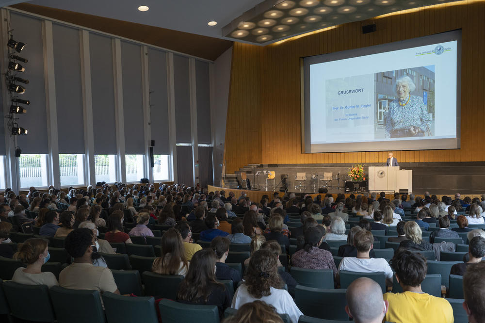 „Pluralismus, Gleichberechtigung und Teilhabe sind für die meisten Menschen in unserem Land gesellschaftlicher Konsens im sozialen Miteinander“, sagte der Universitätspräsident. Dies sei Menschen wie Margot Friedländer zu verdanken.
