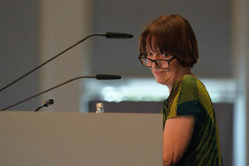 Porträt von Marianne Braig am Rednerpult