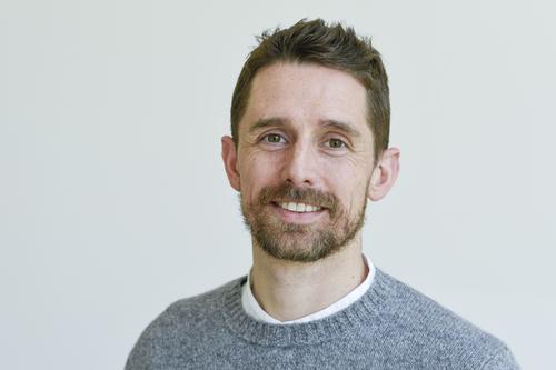 Japhet Johnstone leitet das zentrale Übersetzungsbüro in der Stabsstelle Kommunikation und Marketing der Freien Universität.