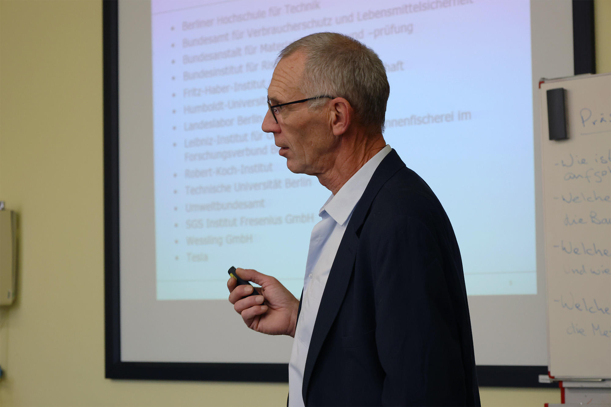 Lothar Fahrenkrog-Petersen präsentiert wissenschaftliche Einrichtungen und Unternehmen, mit denen die Freie Universität Ausbildungskooperationen hat.