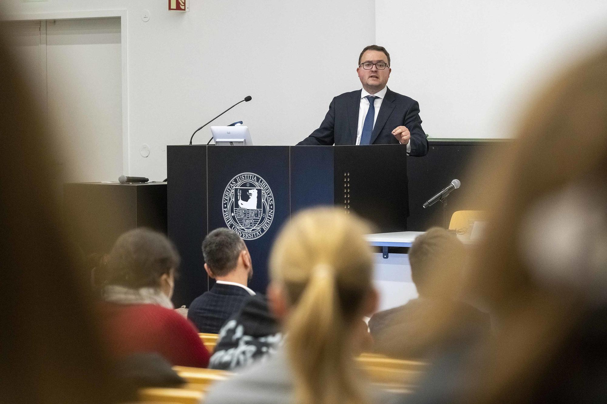 Auch der Menschenrechtsanwalt und ukrainische Sonderbotschafter für die Einrichtung eines Sondertribunals, Anton Korynevych, erläuterte die Gründe für den Wunsch der Ukraine nach einem neuen Gericht.