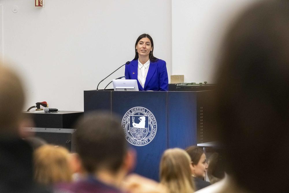 Maria Mezentseva, Leiterin der Ständigen Delegation der Ukraine bei der Parlamentarischen Versammlung des Europarats (PACE) und Mitglied des ukrainischen Parlaments, warb eindringlich für die Einrichtung eines Sondertribunals.