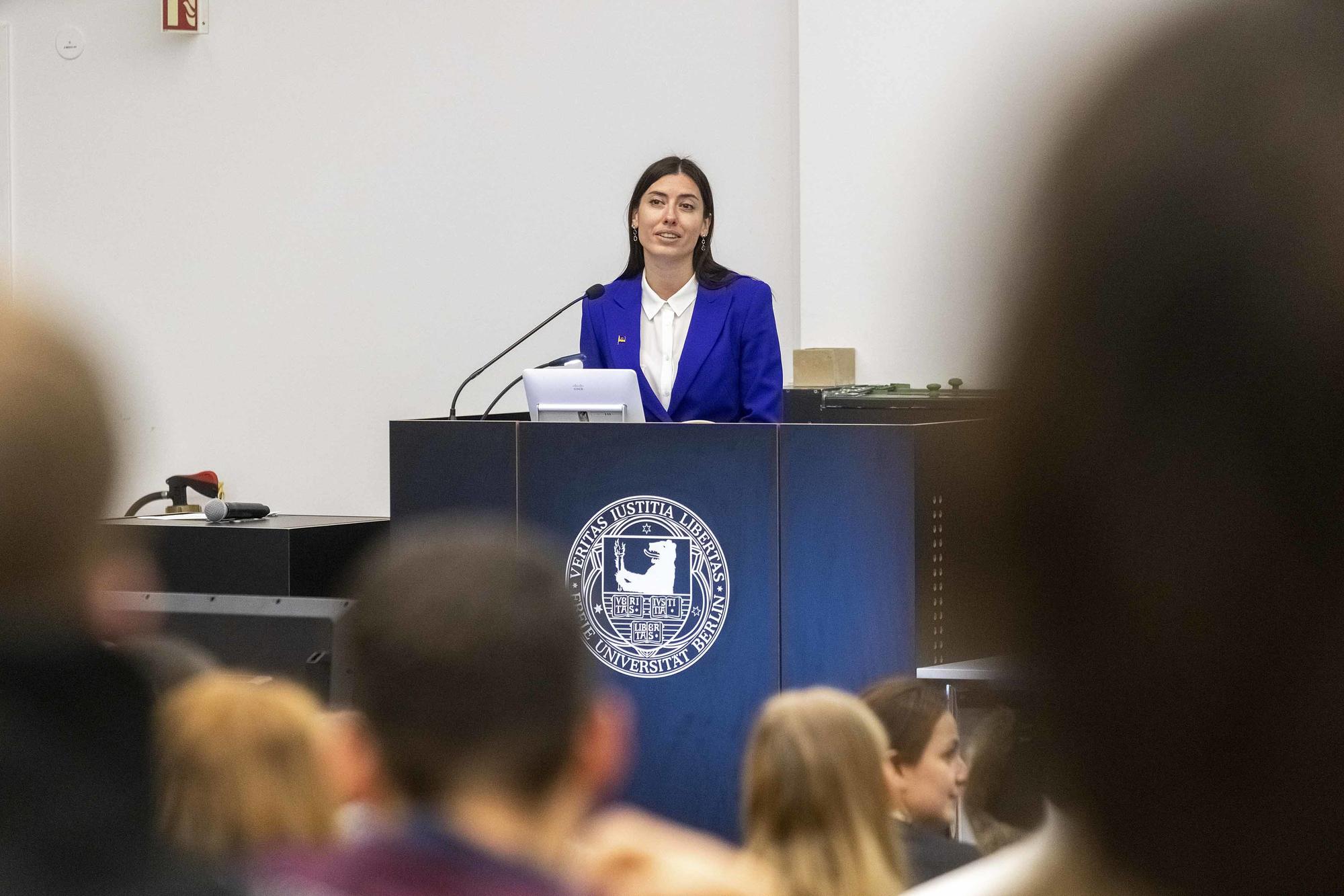 Maria Mezentseva, Leiterin der Ständigen Delegation der Ukraine bei der Parlamentarischen Versammlung des Europarats (PACE) und Mitglied des ukrainischen Parlaments, warb eindringlich für die Einrichtung eines Sondertribunals.
