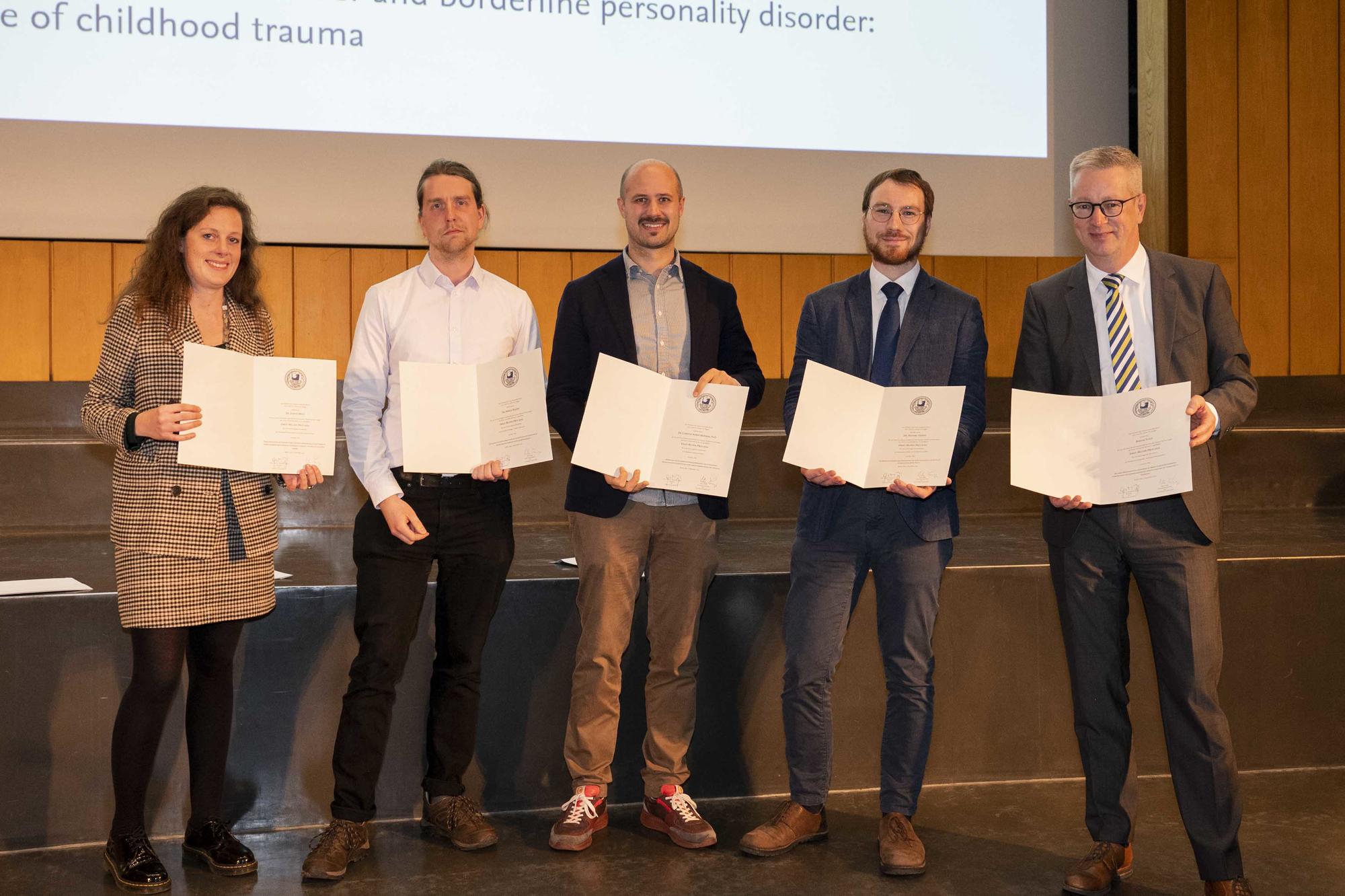 Alljährlich werden mit den Ernst-Reuter-Preisen hervorragende Doktorarbeiten ausgezeichnet (v.l.n.r.): Sophie Metz, Merlin Kleoff, Christof Bertram, Michael Giesen, Ryanne Flock (nicht im Bild) mit Universitätspräsident Ziegler.