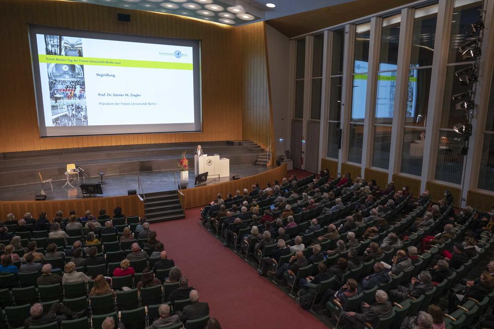 Nach drei Jahren pandemiebedingter Pause konnten zahlreiche Gäste im Audimax zusammenkommen, um den 74. Gründungstag der Freien Universität zu feiern.