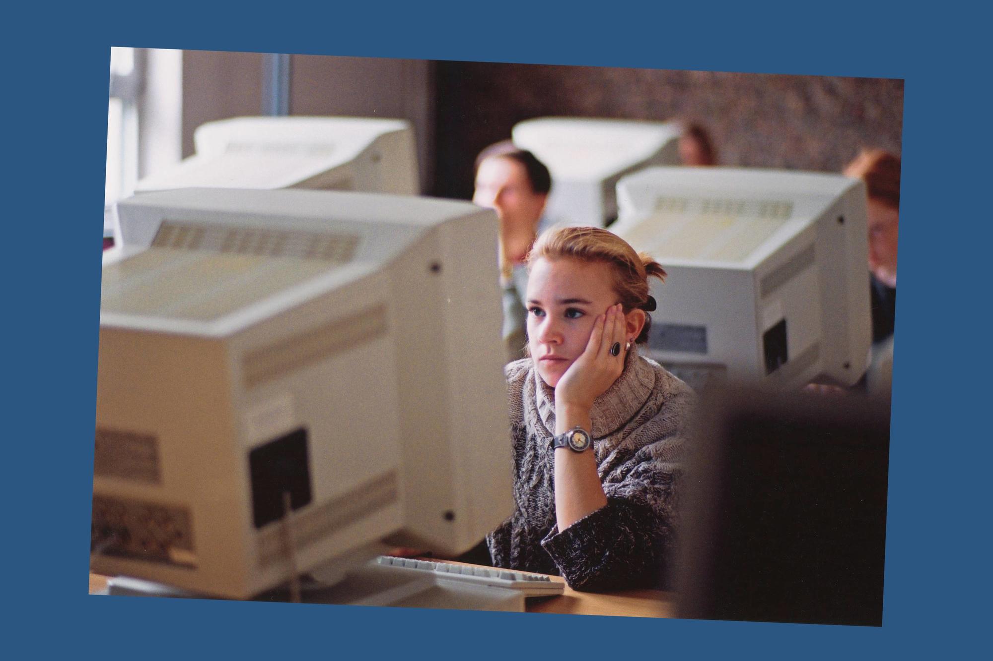 Das Schulungsangebot der ZEDAT geht mit der Zeit: Anfangs waren Word, Excel und PowerPoint-Kurse gefragt, später auch Design und Fotobearbeitung. Aktuell sind Kurse für Programmiersprachen, 3D-Modellation, Video- und Podcast-Produktion beliebt.