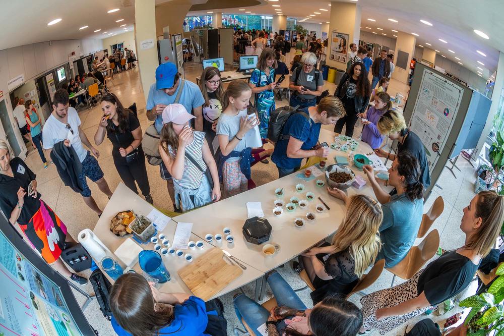 Was schmeckt besser: Algen-Smoothie oder Insekten-Cookie? Beide nachhaltigen Proteinquellen konnten am Institut für Biologie probiert werden.