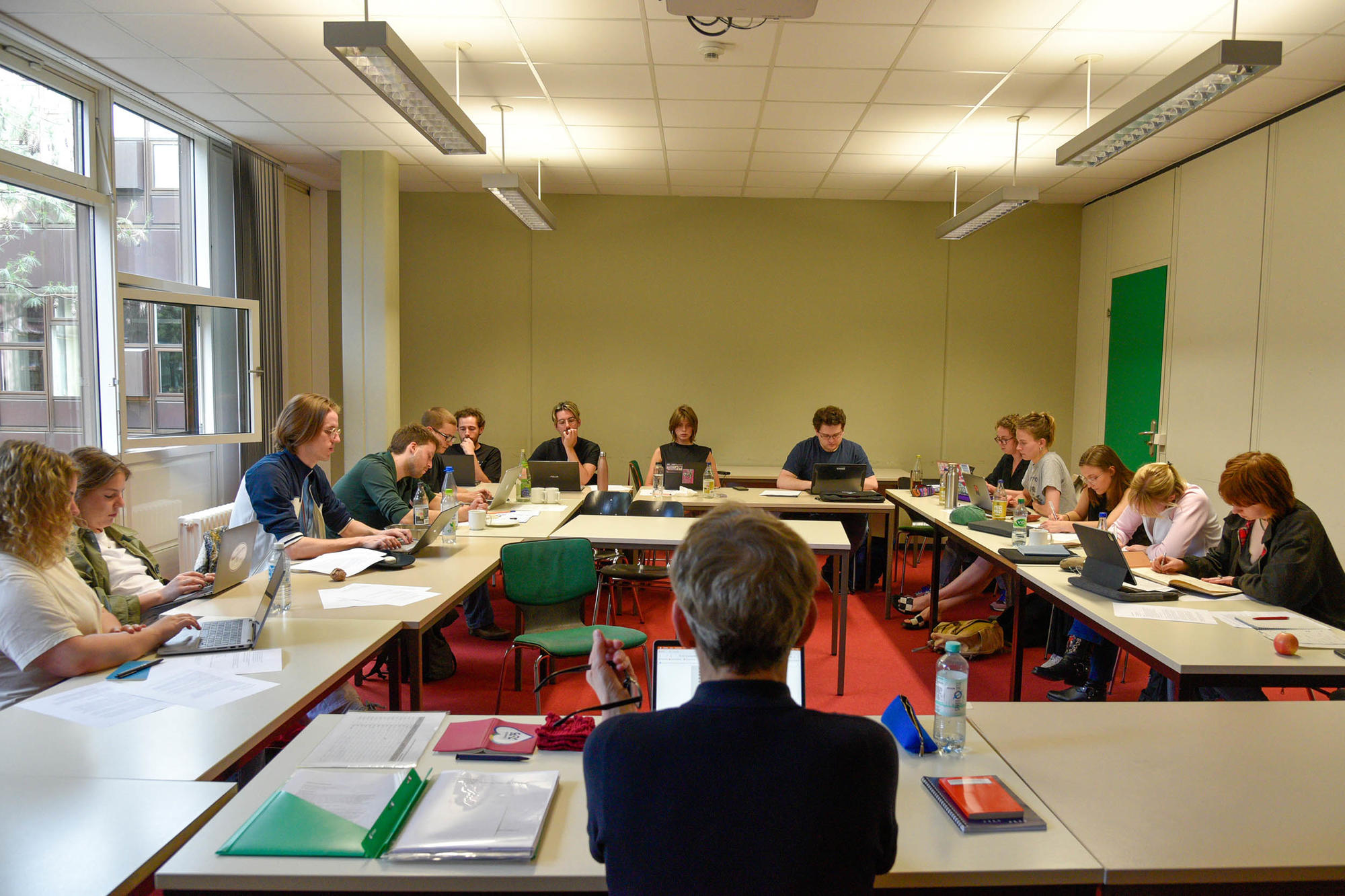 Für die Statistik: 10 von 14 Teilnehmern schreiben auf dem Laptop, 3 mit Stift auf Papier und einer ins Handy.