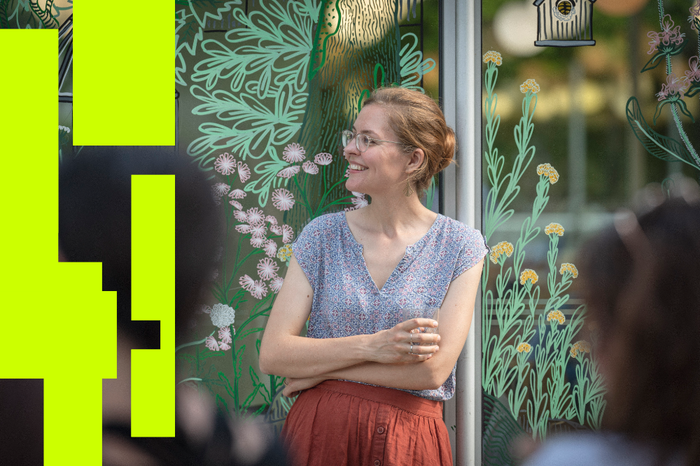 Sophie Lokatis ist Mitgründer*in des Blühenden Campus an der FU Berlin. Bei der Deutschen Wildtier Stiftung ist sie inzwischen für Schutz von Wildbienen und anderen Insekten zuständig.