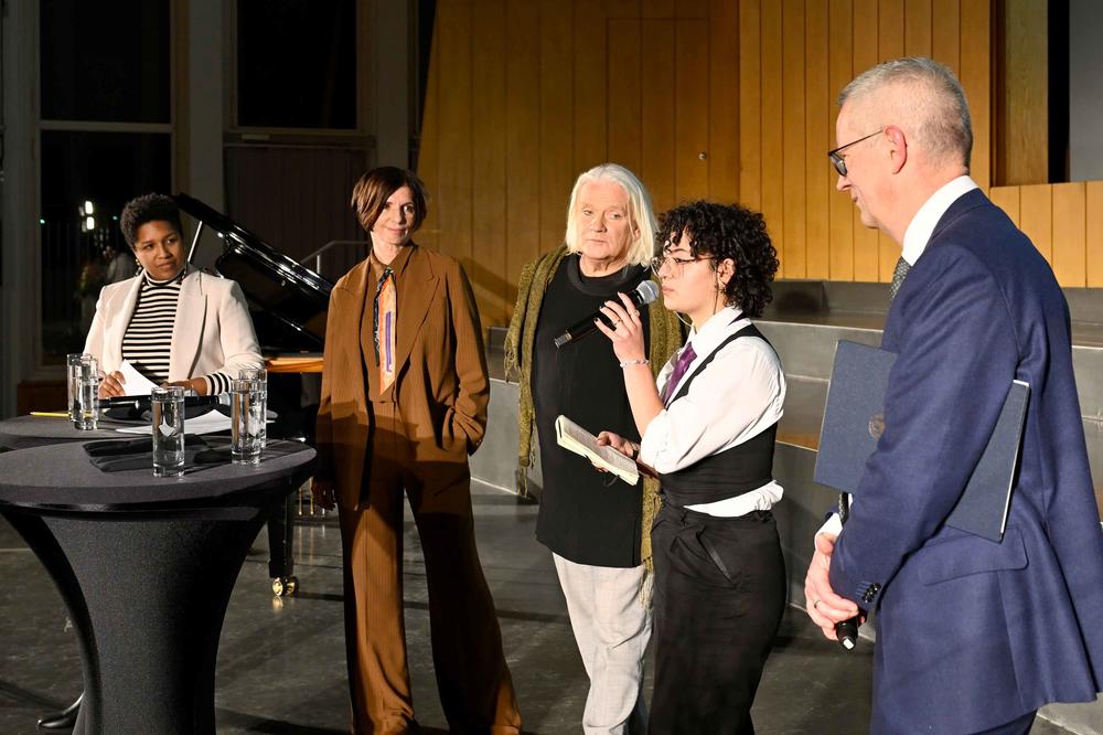 Gesprächsrunde mit Philosophiestudierender Luna Afra Evans (2.v.r.), Universitätspräsident Günter M. Ziegler (r.), Festrednerin Jutta Allmendinger (2.v.l.) und der Diseuse Georgette Dee (M.). Links: Moderatorin Sabrina N‘Diaye