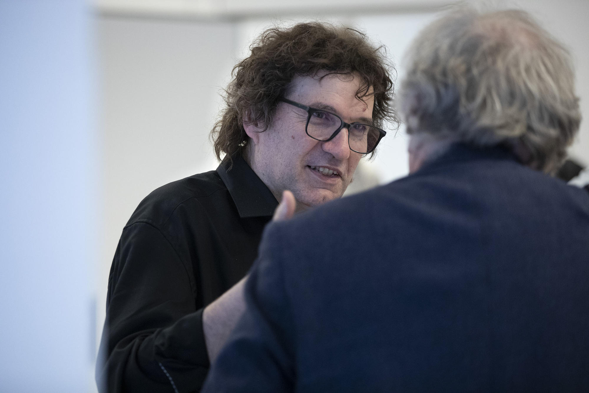 Plauderlaune nach der Lesung: Oswald Egger im Gespräch mit dem Publikum.