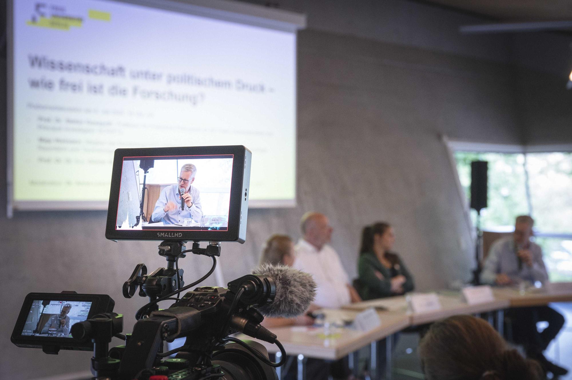 Auf dem Podium: Universitätspräsident Prof. Dr. Günter M. Ziegler, Philosophieprofessor Dr. Stefan Gosepath und SPD-MdB Maja Wallstein. Moderation: Dr. Anna-Lena Scholz.
