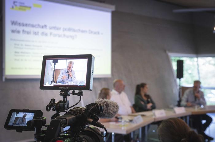 Auf dem Podium: Universitätspräsident Prof. Dr. Günter M. Ziegler, Philosophieprofessor Dr. Stefan Gosepath und SPD-MdB Maja Wallstein. Moderation: Dr. Anna-Lena Scholz.
