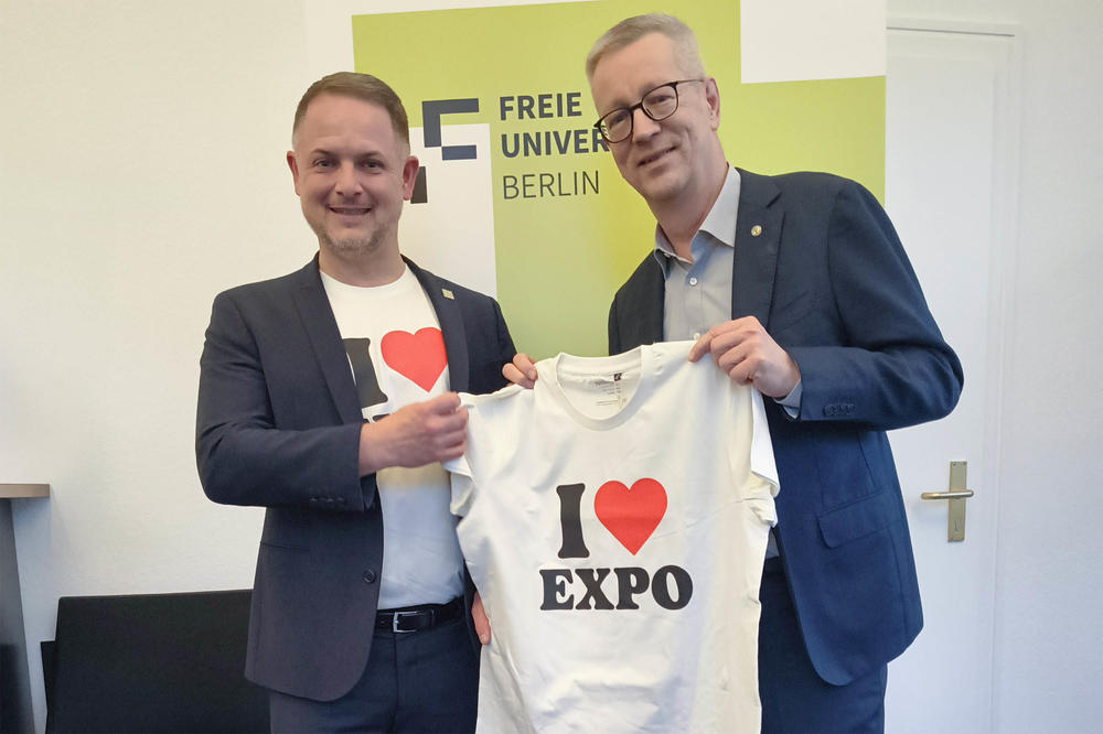 Ein Herz für Global Goals: Henning Wehmeyer (li.) und Günter M. Ziegler, Präsident der Freien Universität Berlin.