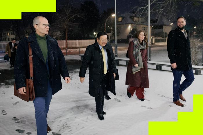 Ankunft im Schnee: Kao Kim Hourn (2. v. l.) mit Benjamin Langer (l.), Abteilung Internationales der FU Berlin, Nicole Piechatzek (2. v. r.) und Michael Weiss (r.), beide von der Deutschen Gesellschaft für Internationale Zusammenarbeit.