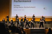 „FU-Idols“, die K-Pop-Tanzgruppe des Hochschulsports, eröffnete die Stipendienfeier.