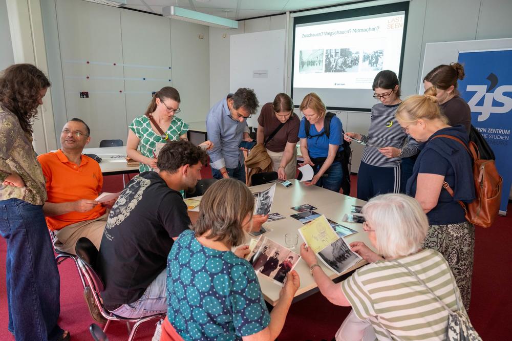 Zeitgeschichte bewahren: Das Projekt „#LastSeen“ zeigt Workshop-Teilnehmenden, wie Deportationsfotos wissenschaftlich ausgewertet werden.