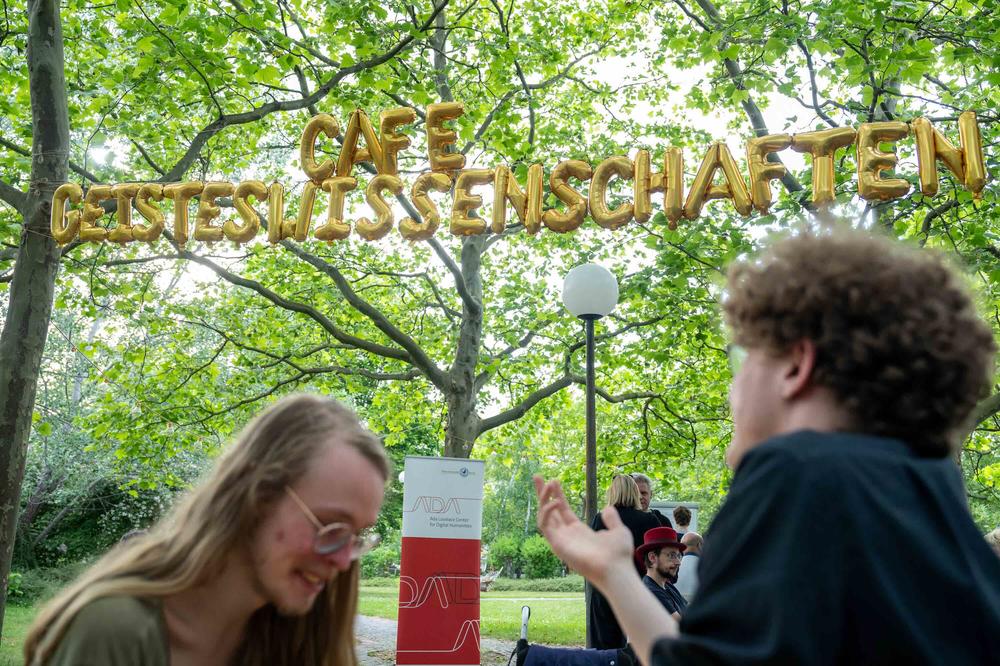 Das Café Geisteswissenschaften lud zum ungezwungenen Austausch mit Wissenschaftler*innen.