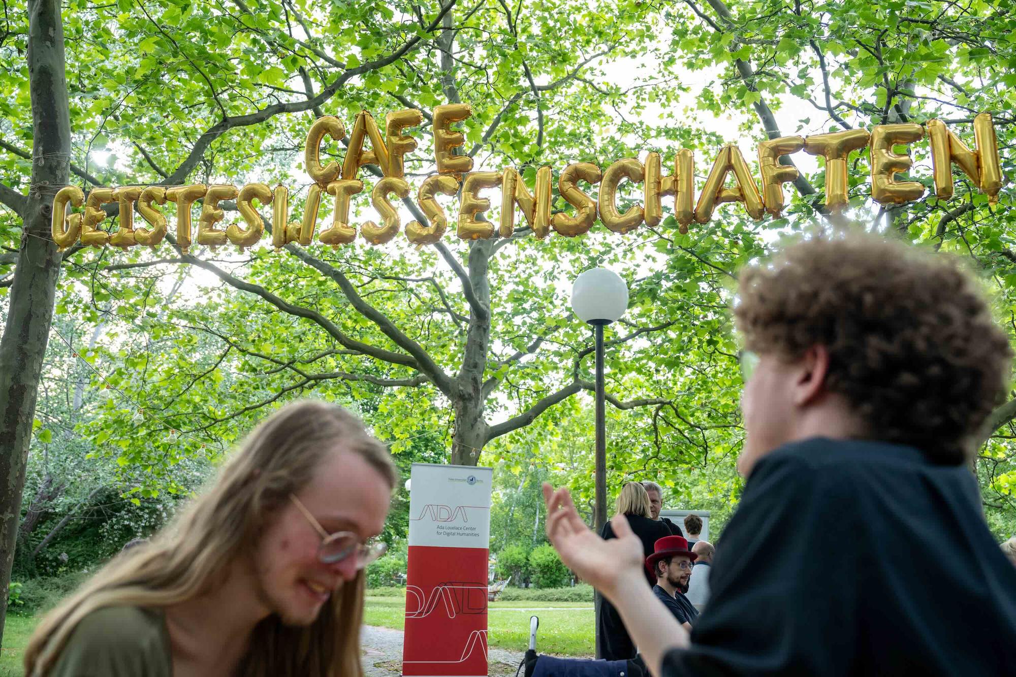 Das Café Geisteswissenschaften lud zum ungezwungenen Austausch mit Wissenschaftler*innen.