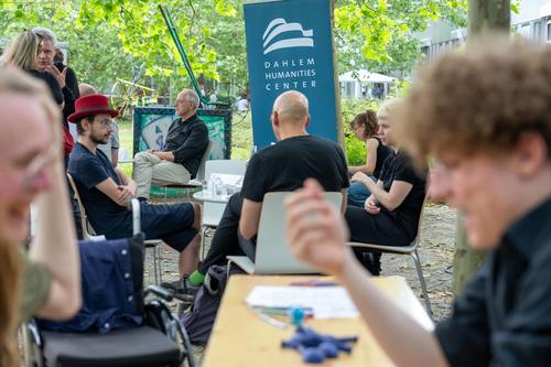 Kaffeehaus-Flair im Theaterhof