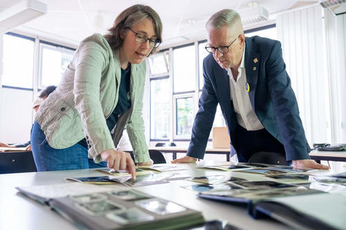 Universitätspräsident Günter M. Ziegler im Austausch mit Alina Bothe.