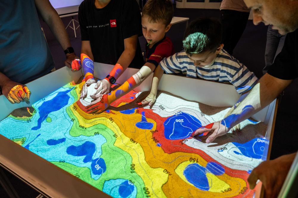 Noch Spielerei, bald vielleicht Teil der Lehre: Am Sandkasten am Stand der Sedimentologie (Institut für Geologische Wissenschaften) werden beim Buddeln in Echtzeit die Höhenunterschiede berechnet.