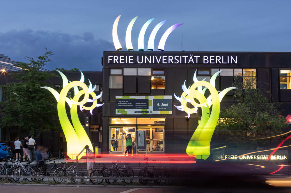 Erhellend: Die Illuminationen des Lichtkünstlers Peter Grotz strahlen zum Langen Nacht der Wissenschaften überall auf dem Campus.