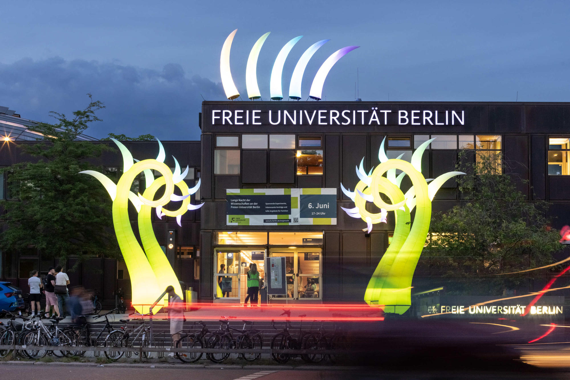 Erhellend: Die Illuminationen des Lichtkünstlers Peter Grotz strahlen zum Langen Nacht der Wissenschaften überall auf dem Campus.